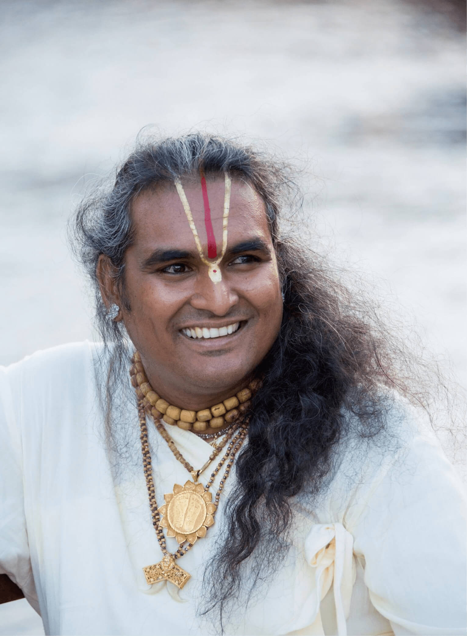 Paramahamsa Vishwananda blessing devotees in white dress